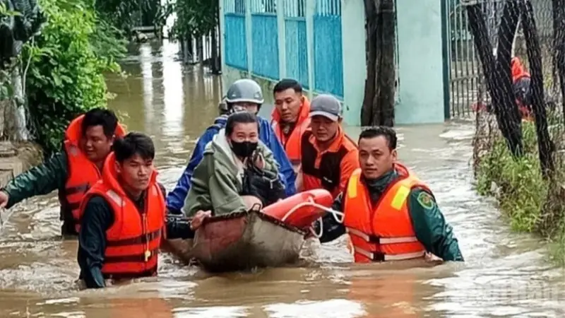 Khẩn trương cứu hộ nạn nhân mưa lũ ở miền Trung